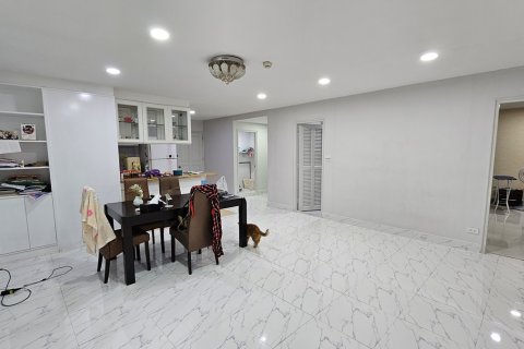 Condo à Watthana, Bangkok, Thaïlande, 3 chambres № 201113 - photo 10