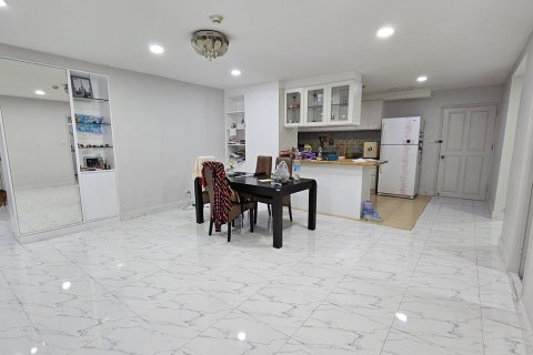 Condo à Watthana, Bangkok, Thaïlande, 3 chambres № 201113 - photo 15
