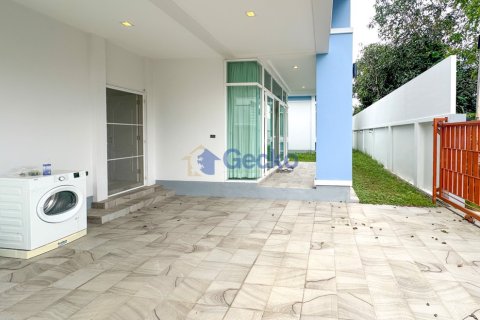 House in Pattaya, Thailand 3 bedrooms № 196165 - photo 2