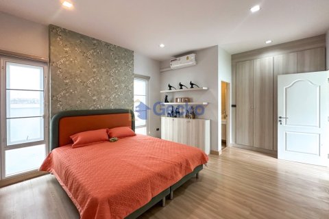 House in Pattaya, Thailand 3 bedrooms № 196165 - photo 11