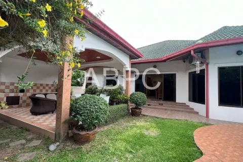 Casa de 4 dormitorios en Pattaya, Tailandia № 211614 - foto 4