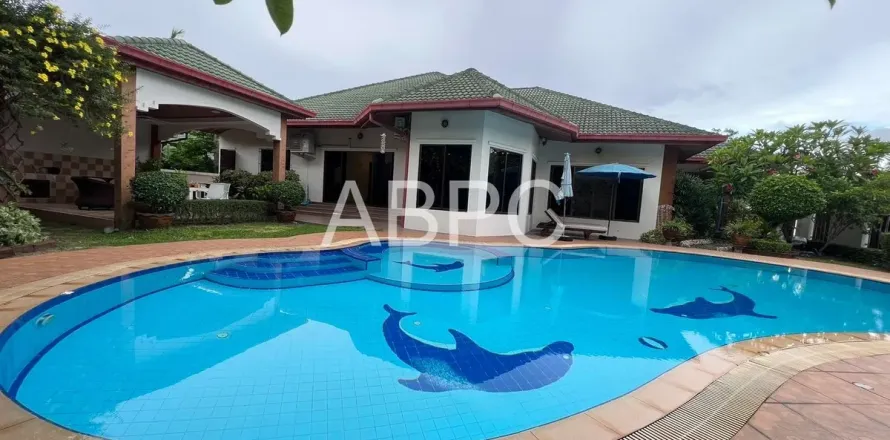 Casa de 4 dormitorios en Pattaya, Tailandia № 211614