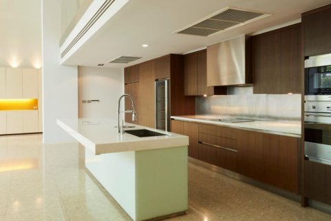 Condo in Khlong Toei, Bangkok, Thailand, 4 bedrooms  № 133893 - photo 4