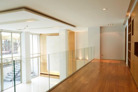 Condo in Khlong Toei, Bangkok, Thailand, 4 bedrooms  № 133893 - photo 5