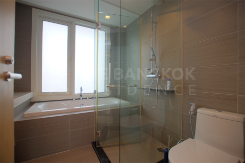 Condo in Bangkok, Thailand, 3 bedrooms № 189792 - photo 2