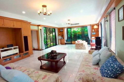 Villa in Khlong Sam Wa, Bangkok, Thailand 4 bedrooms № 160262 - photo 3