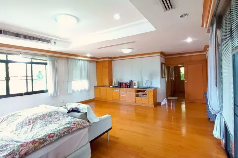 Villa in Khlong Sam Wa, Bangkok, Thailand 4 bedrooms № 160262 - photo 13