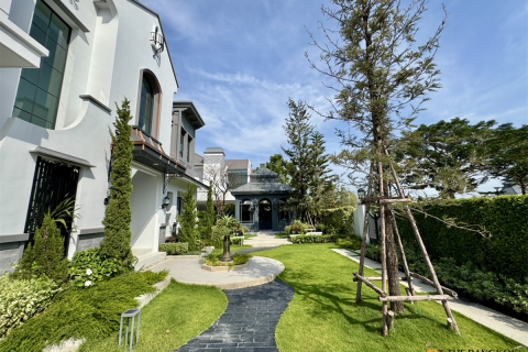 House in Bangkok, Thailand 5 bedrooms № 189347