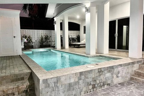 House in Phuket, Thailand 4 bedrooms № 137399 - photo 2