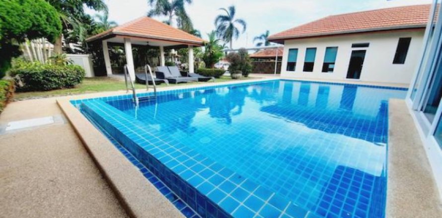 Villa in Pattaya, Thailand 4 bedrooms № 194137