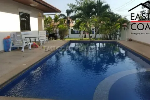Casa de 4 dormitorios en Pattaya, Tailandia № 213518 - foto 9