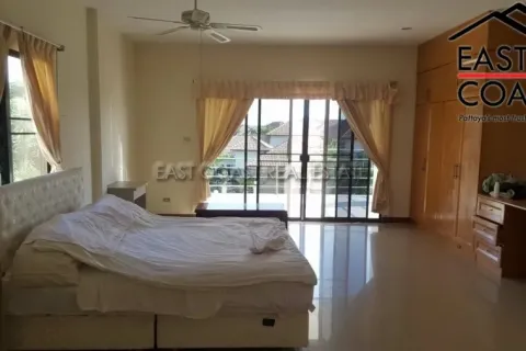Casa de 4 dormitorios en Pattaya, Tailandia № 213518 - foto 4