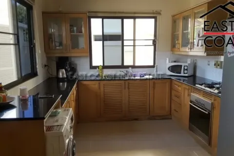Casa de 4 dormitorios en Pattaya, Tailandia № 213518 - foto 3