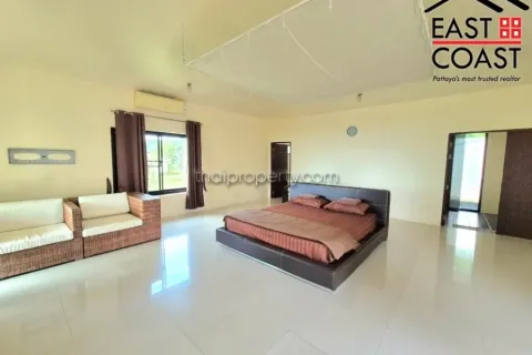 Casa de 4 dormitorios en Pattaya, Tailandia № 213516 - foto 15