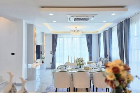 House in Bang Lamung, Thailand 4 bedrooms № 162871 - photo 5