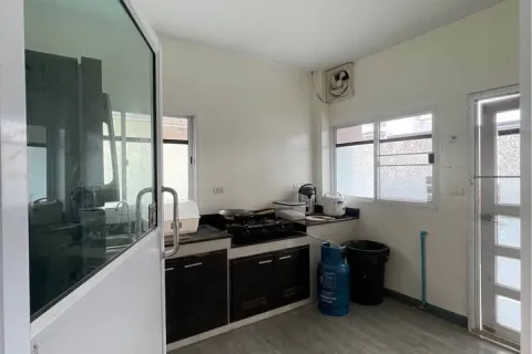 Haus in Samut Prakan, Thailand 4 Schlafzimmer № 218844 - Foto 2