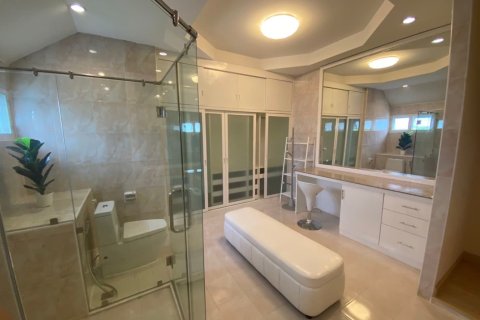 Villa in Chiang Mai, Thailand 4 bedrooms № 155398 - photo 16