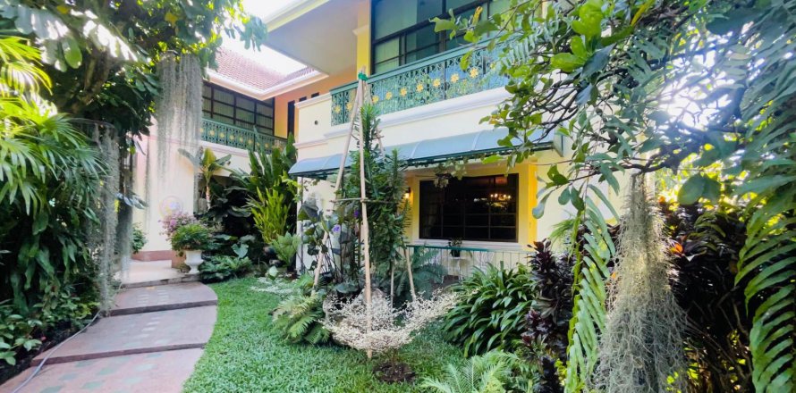 House in Chiang Mai, Thailand 4 bedrooms № 155394