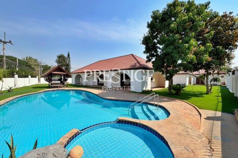 House in Pattaya, Thailand 4 bedrooms № 198230