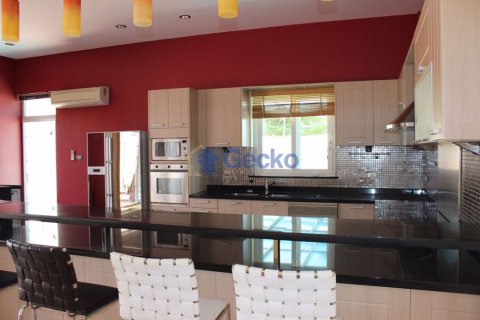 House in Pattaya, Thailand 3 bedrooms № 197361 - photo 2