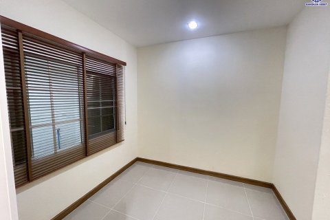 Townhouse in Nonthaburi, Thailand 4 bedrooms № 163198 - photo 12
