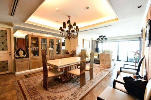 Condo in Bangkok, Thailand, 3 bedrooms  № 146879 - photo 1