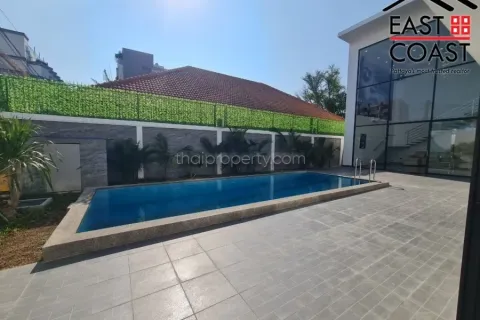 Casa de 6 dormitorios en Pattaya, Tailandia № 213545 - foto 2