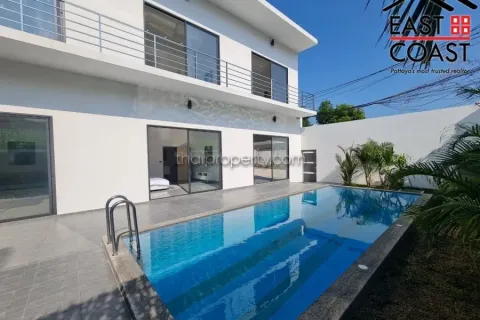 Casa de 6 dormitorios en Pattaya, Tailandia № 213545 - foto 4