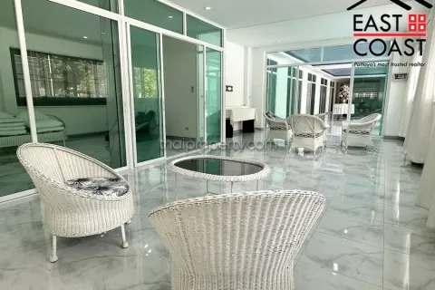 Casa de 4 dormitorios en Pattaya, Tailandia № 213723 - foto 4
