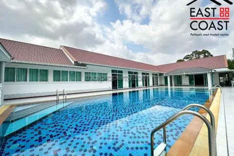 Casa de 4 dormitorios en Pattaya, Tailandia № 213723 - foto 1