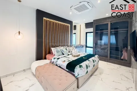 Casa de 5 dormitorios en Pattaya, Tailandia № 213720 - foto 15