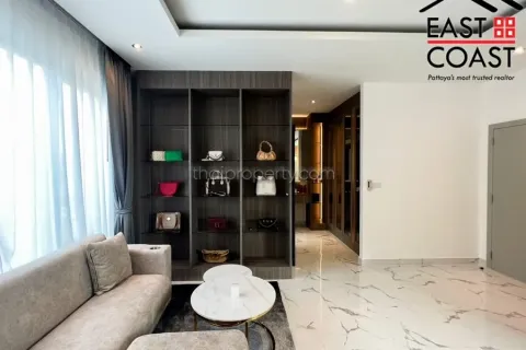 Casa de 5 dormitorios en Pattaya, Tailandia № 213720 - foto 4