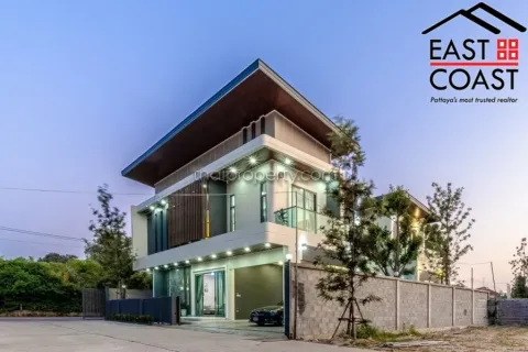 Casa de 4 dormitorios en Pattaya, Tailandia № 213721 - foto 3