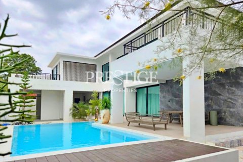 House in Pattaya, Thailand 4 bedrooms № 197880