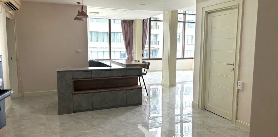 Condo in Khlong Toei, Bangkok, Thailand, 3 bedrooms  № 171593