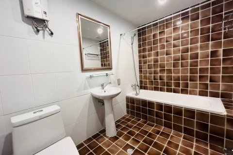 Condo in Watthana, Bangkok, Thailand, 3 bedrooms  № 159699 - photo 17