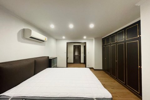 Condo in Watthana, Bangkok, Thailand, 3 bedrooms  № 159699 - photo 11