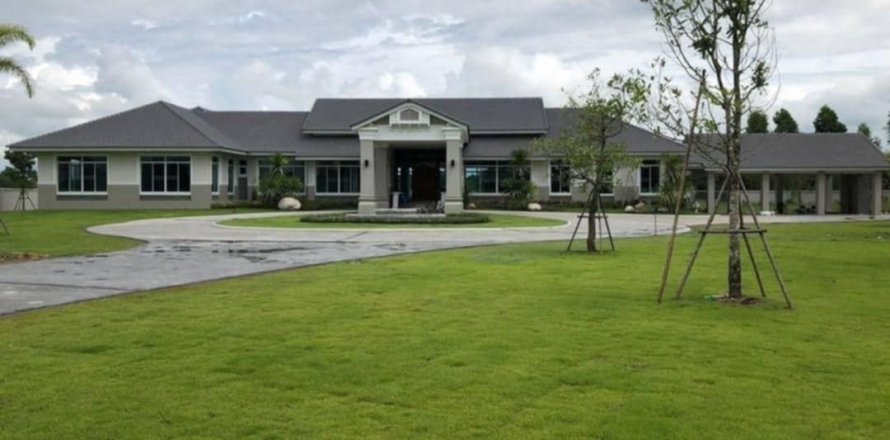 House in San Kamphaeng, Thailand 5 bedrooms № 139748