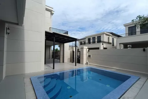 Вилла в Паттайе, Таиланд с 5 комнатами  № 155697