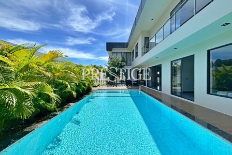 House in Pattaya, Thailand 5 bedrooms № 198028