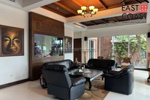 Casa de 4 dormitorios en Pattaya, Tailandia № 212239 - foto 2