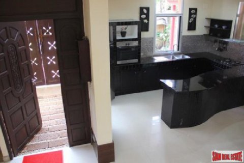 Villa on Jomtien Beach, Pattaya, Thailand 3 bedrooms № 193052 - photo 4