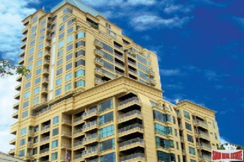 Apartment in Bangkok, Thailand 3 bedrooms № 193050