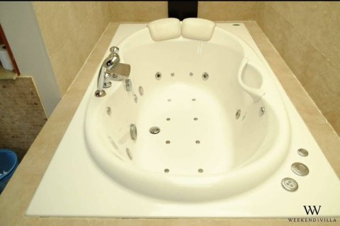 Villa in Pattaya, Thailand 4 bedrooms № 161828 - photo 11