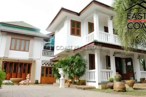 House in Pattaya, Thailand 4 bedrooms № 213929