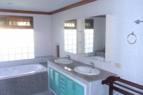 House in Pattaya, Thailand 3 bedrooms № 140629 - photo 13