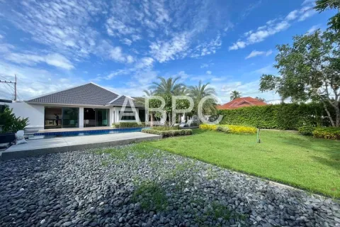Casa de 3 dormitorios en Pattaya, Tailandia № 210638 - foto 2