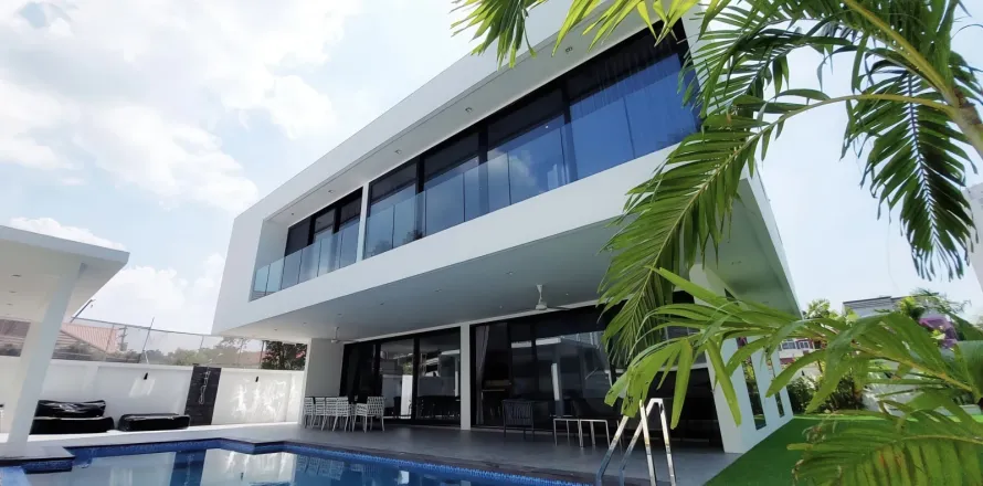 Villa in Pattaya, Thailand 6 bedrooms № 155724
