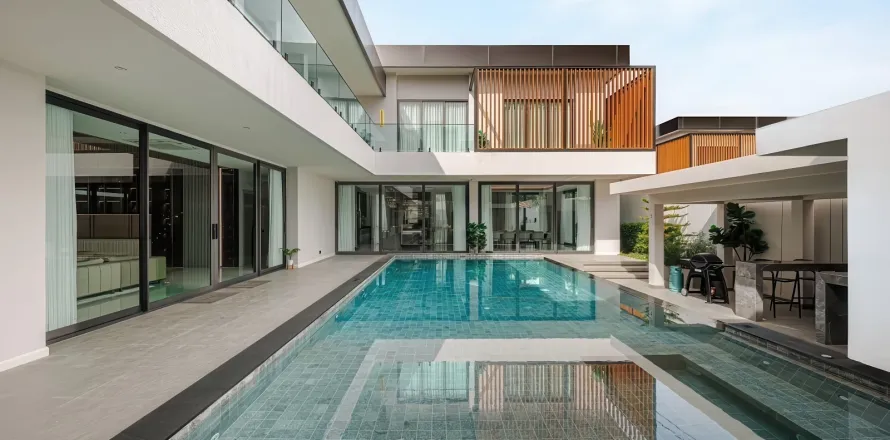 Villa in Pattaya, Thailand 8 bedrooms № 155725