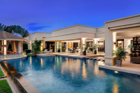 Villa in Pattaya, Thailand 8 bedrooms № 155722 - photo 1